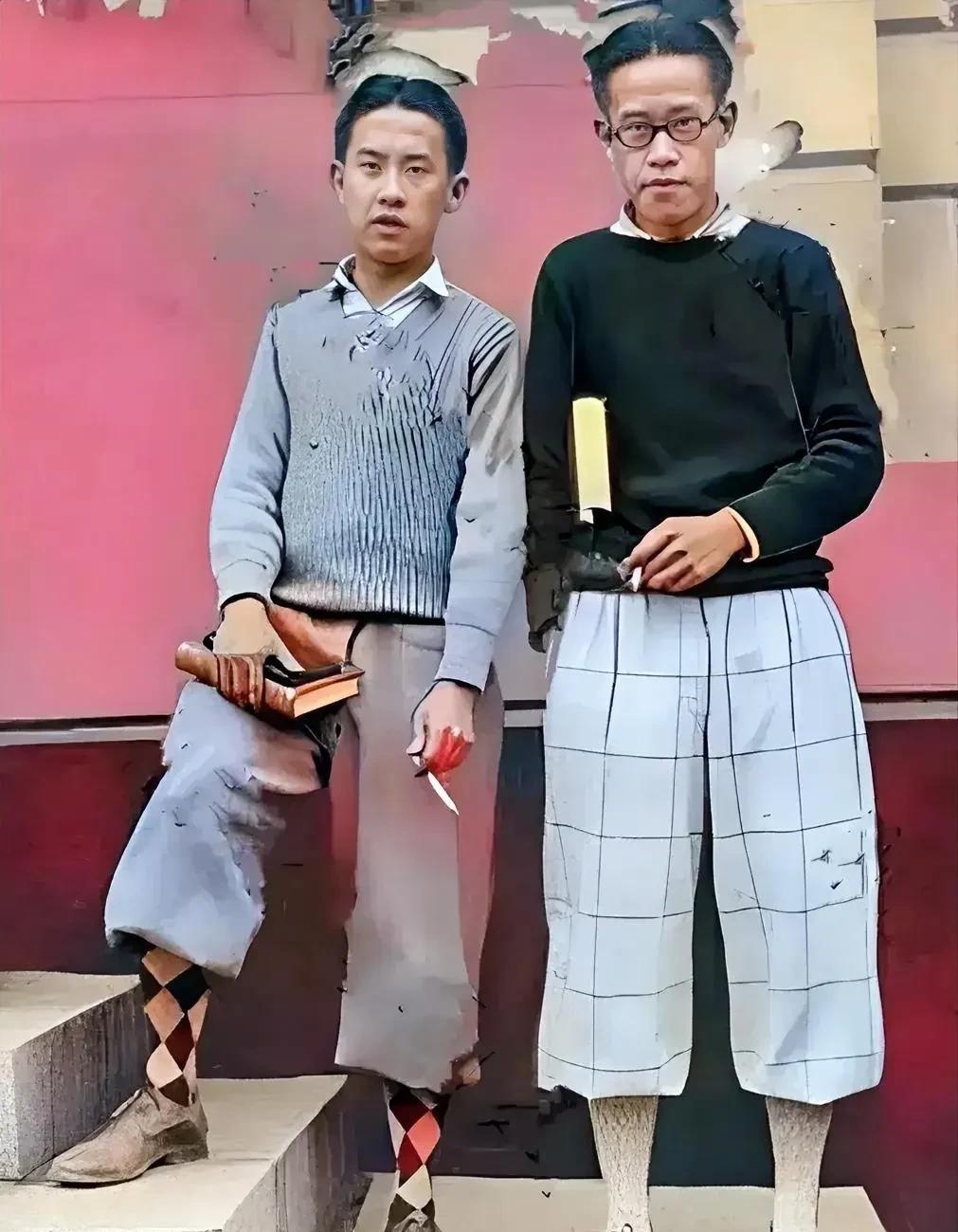 这张照片拍摄于1926年的哈佛大学，原来这才是他们兄弟二人年轻时的真实貌相，并非