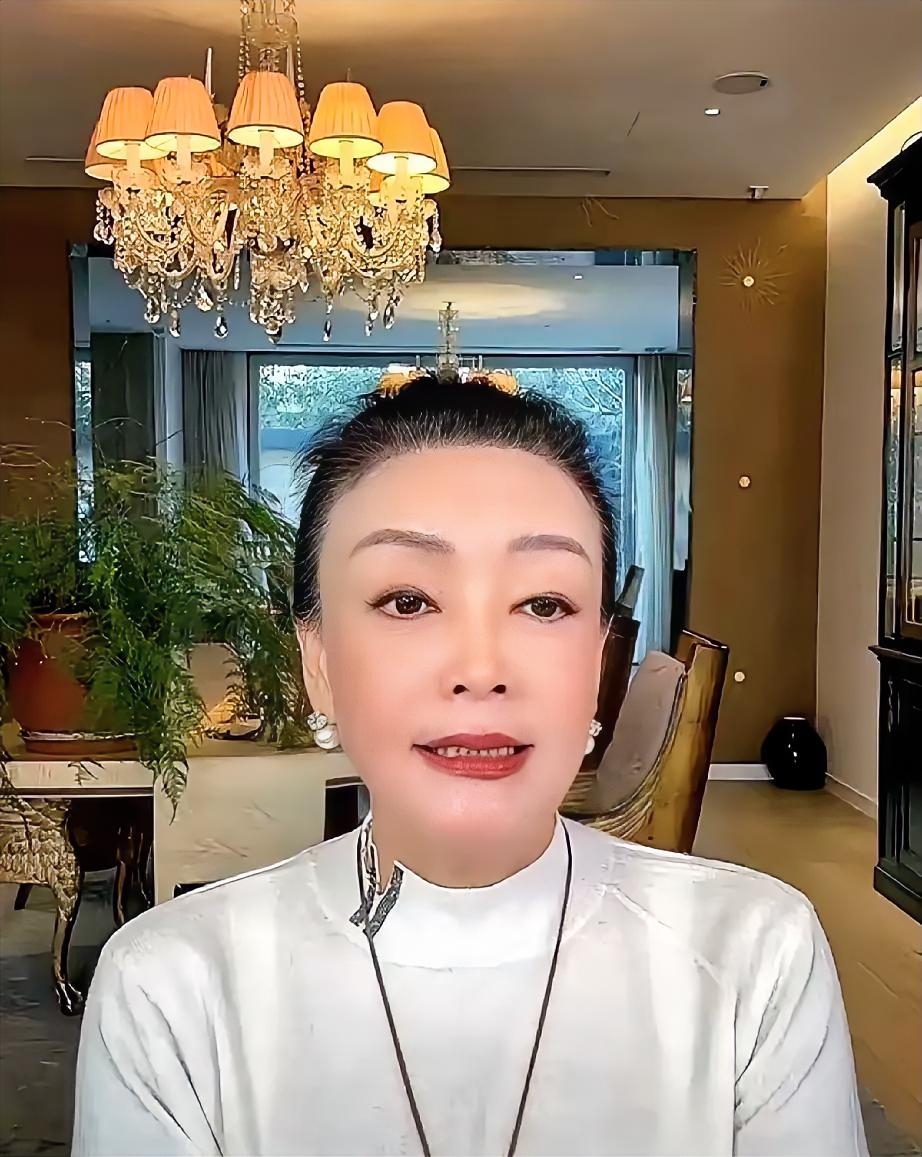 张兰直播间无奈摇头：“他40岁了，我管不了！”这话听着太心酸。
 
汪小菲深夜发