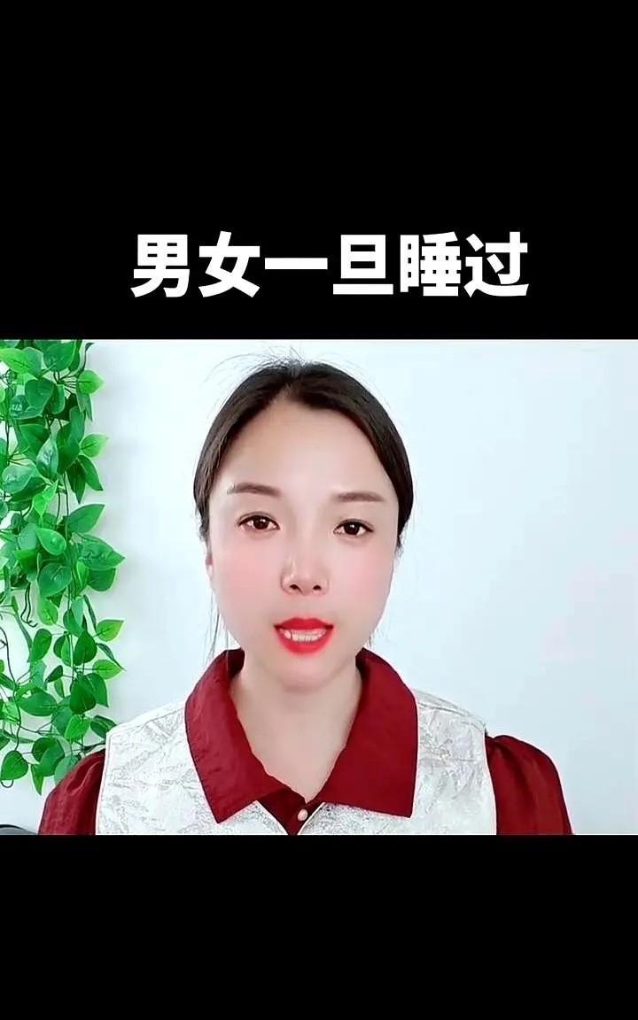 二十年前的记忆突然像被按下快进键。那时候他俩在机械厂当学徒，暴雨天躲在仓库里分吃