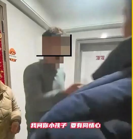 浙江，楼上邻居家的小孩走路声音太大，扰到了楼下邻居的休息，楼下邻居就用敲楼板的形