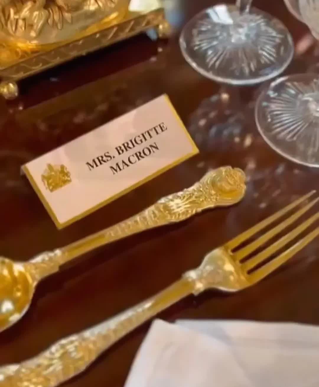 全世界最有钱的王室就是英国，单单温莎城堡的圣乔治宴会厅，把黄金餐具卖了都不知道值