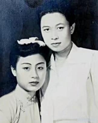 刷到一张老照片。右边是越剧大师尹桂芳，左边这位秀丽的女士是谁呢？想必也是位大师级