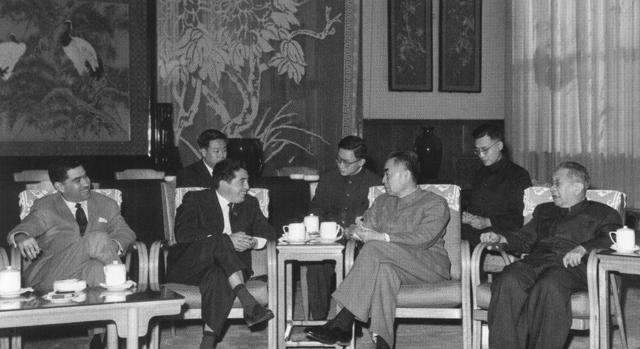 1964年12月24日中午，周恩来总理会见古巴政府贸易代表团的照片。当时正值中苏