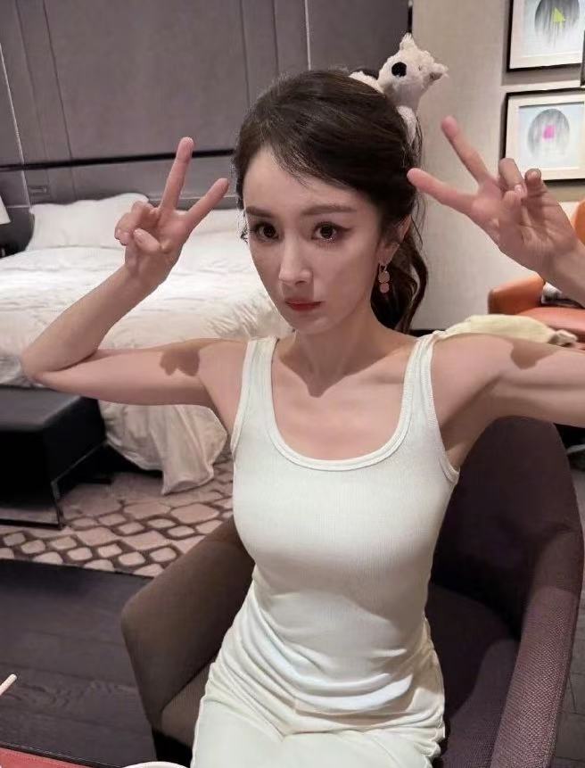 杨幂这身材不得不说太好了，又瘦又有肉，这状态也是没谁了