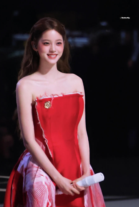 欧阳娜娜明媚的又何止是红色 ​​​
