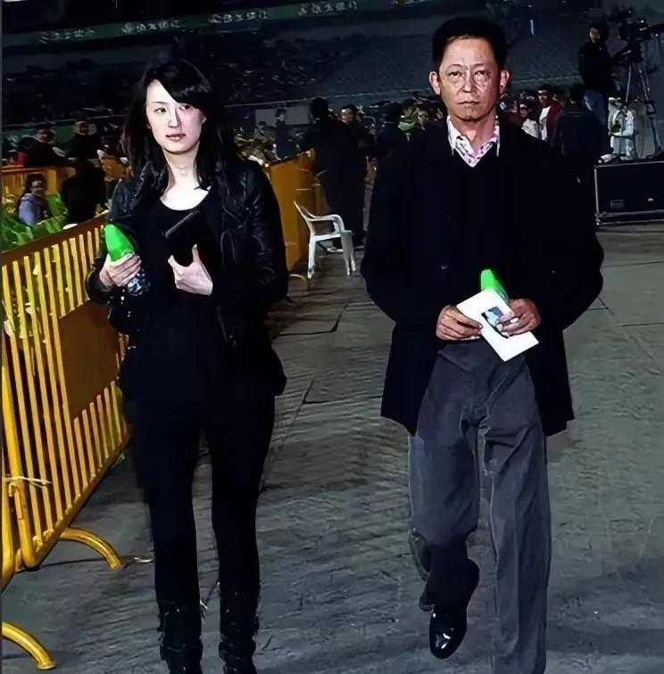 这张照片的王志文有些奇怪，满脸严肃，不知道在生什么气，与旁边的妻子也隔了一些距离