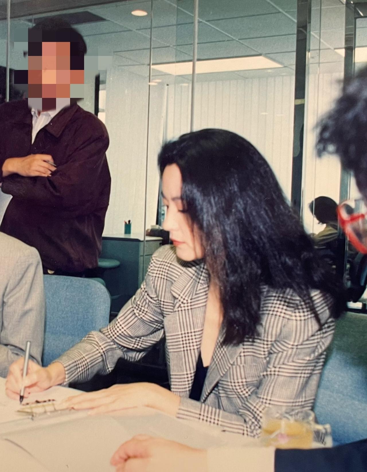 这是1993年的林青霞，有网友说她正在签网友所在化妆品公司的广告合同，在上海商城