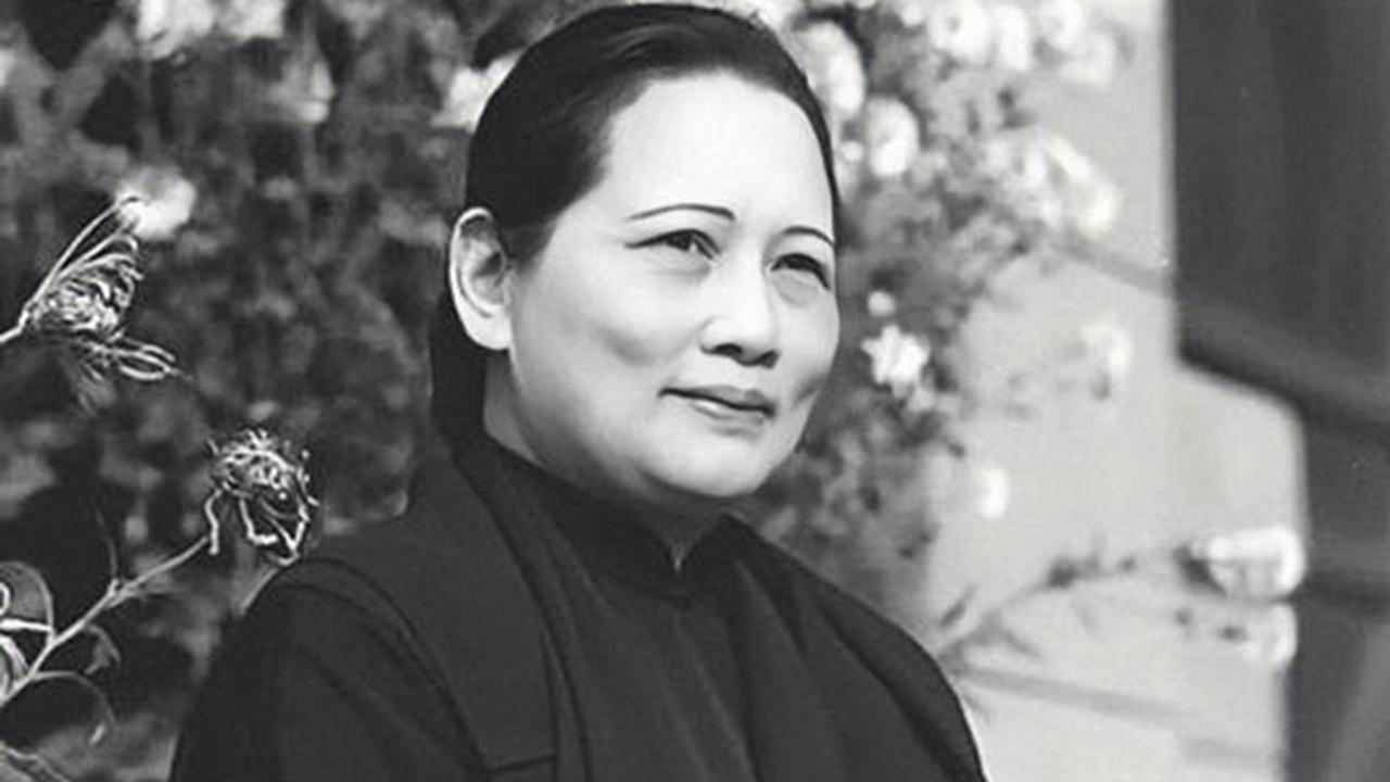 1949年9月30日，开国大典的前一天，在这天的第一届全国政协会议上，选举出了新