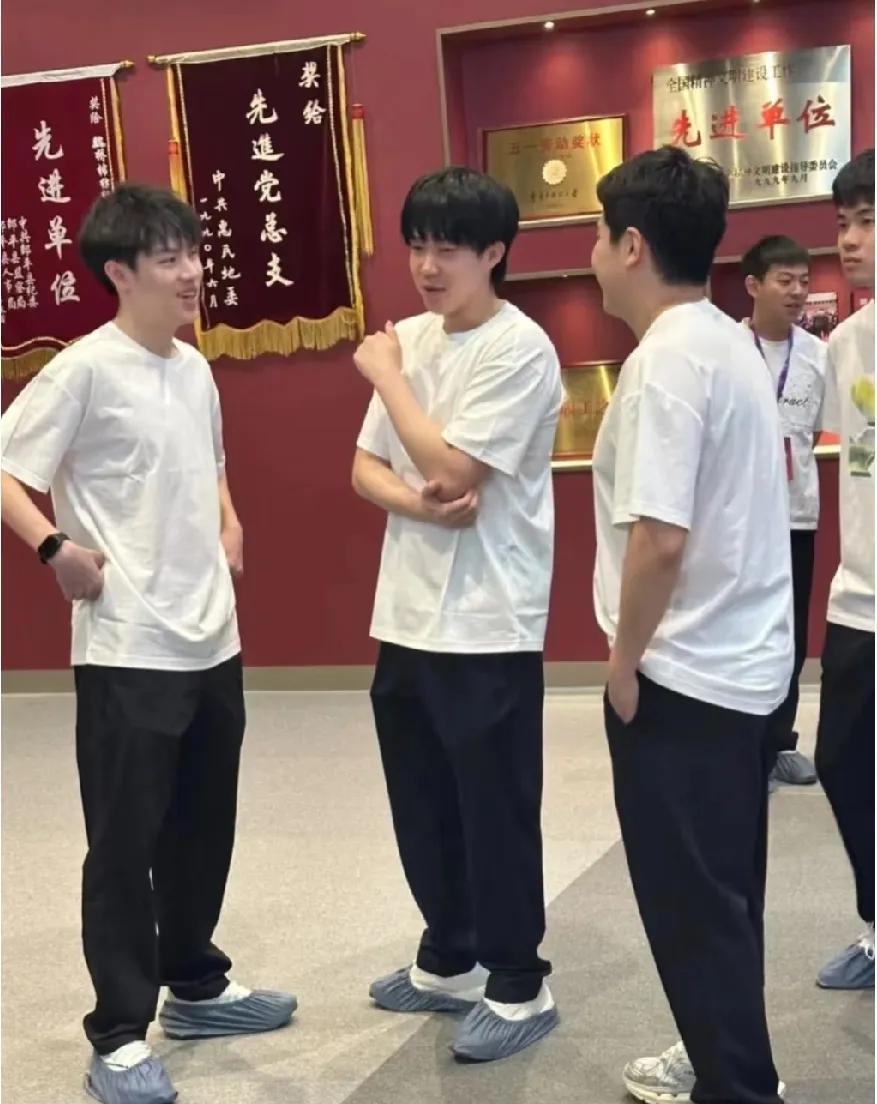 国乒版“三人组的奇妙日常”
林昀儒、梁靖崑、王楚钦、黄友政同框，瞬间变成 “三人