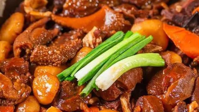 家常红烧羊肉：鲜嫩醇厚的经典美味
