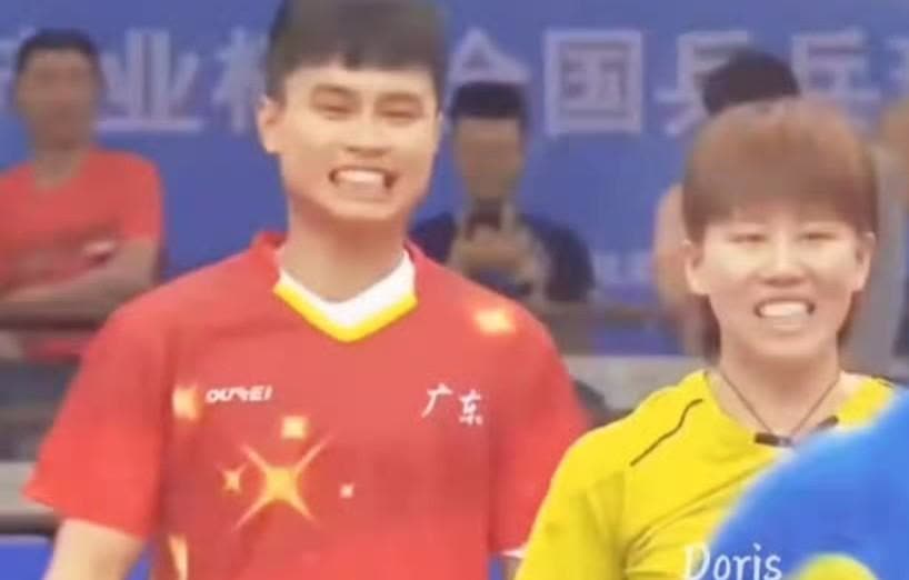 七号和同同你别说还真有点夫妻相！

图一，两人搭档混双时的这露出白白牙花的表