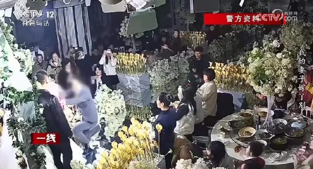 参加婚礼的时候，居然发现新娘是自己的老婆，这可真让人惊掉下巴啊！ 我一直以为这种