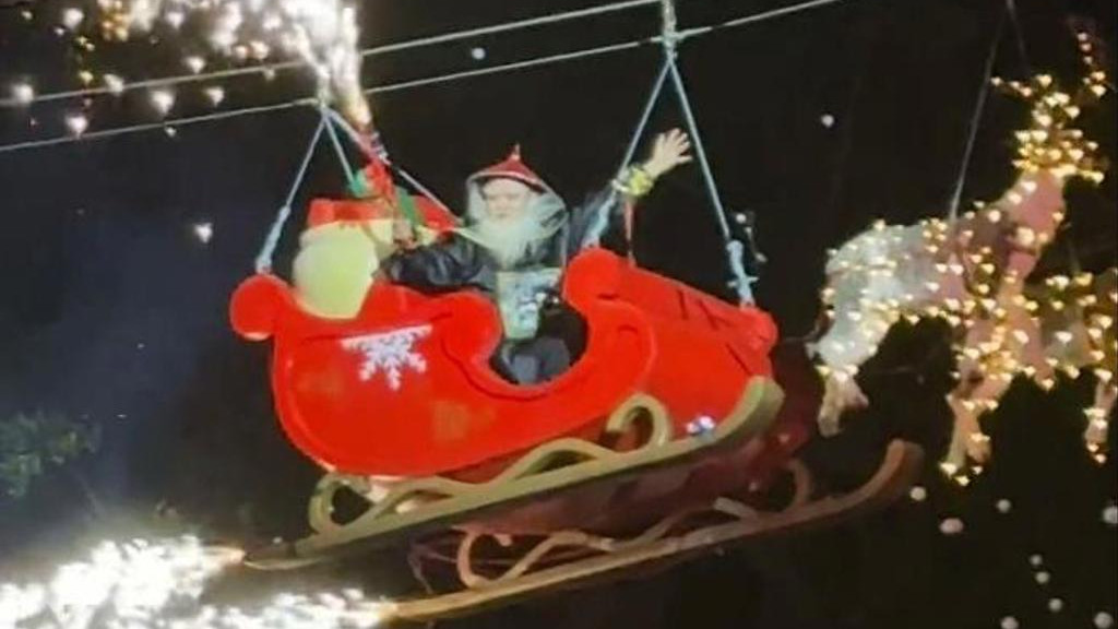 鳌拜代班圣诞老人走红网络，谐音梗引爆全民欢笑！