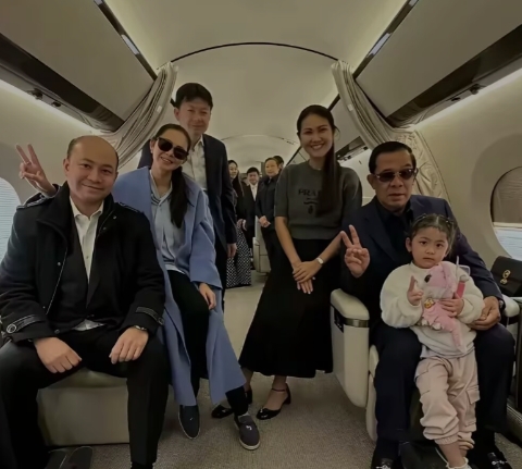 柬埔寨洪森亲王一家，坐着私人飞机，到外地游玩，一大家子在一起，其乐融融。实际上柬