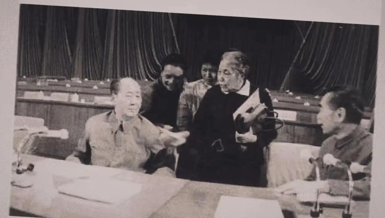 这不是战友情，是亲情。是妹妹对兄长的亲情。主席和蔡畅的哥哥蔡和森是最要好的同学加