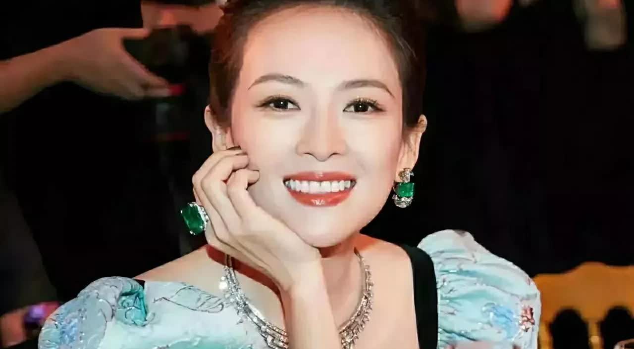 章子怡可太敢说了!

在回复时，

她不像别的明星去讨好，而是大大方方夸