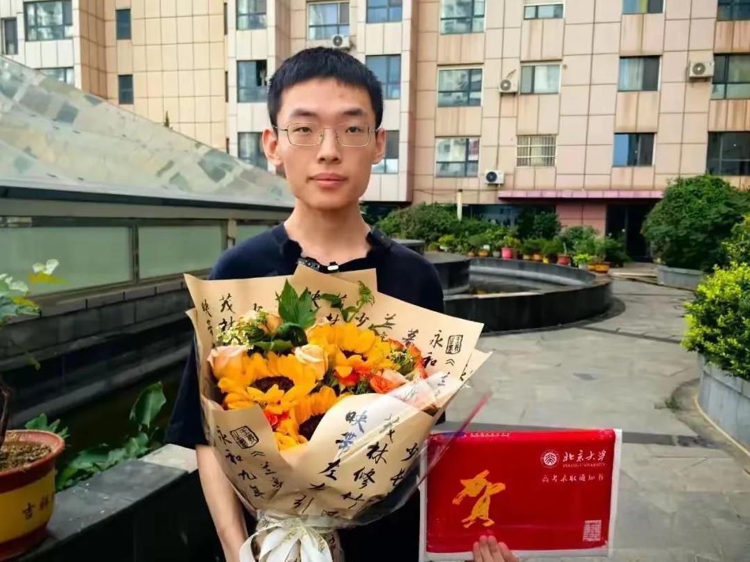 刚刚！临沂第一封北大录取通知书花落临沂四中学子。临沂四中这几年的竞赛打的不错，强