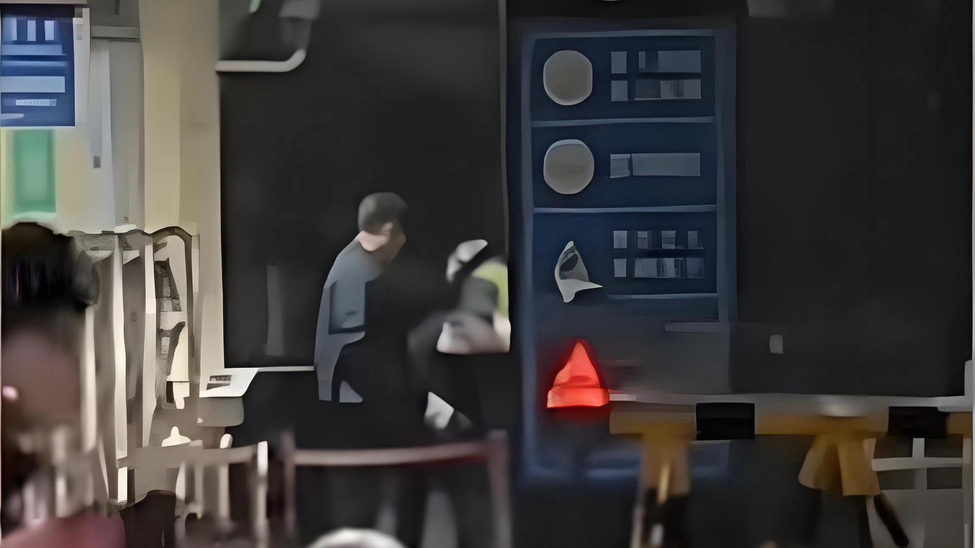 母亲下跪哭诉“女儿被孤立”！校方通报，为何瞬间激起更多质疑？