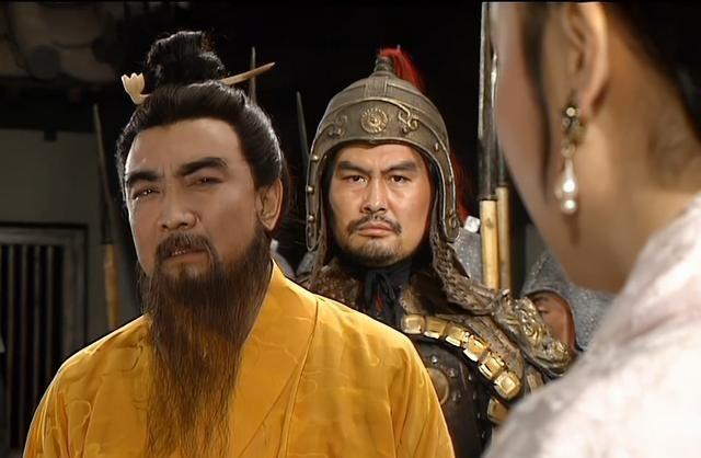 197年，曹操回到谯县老家。突然有一个壮士，带领数百剑客闯进来，曹军诸将抵挡不住