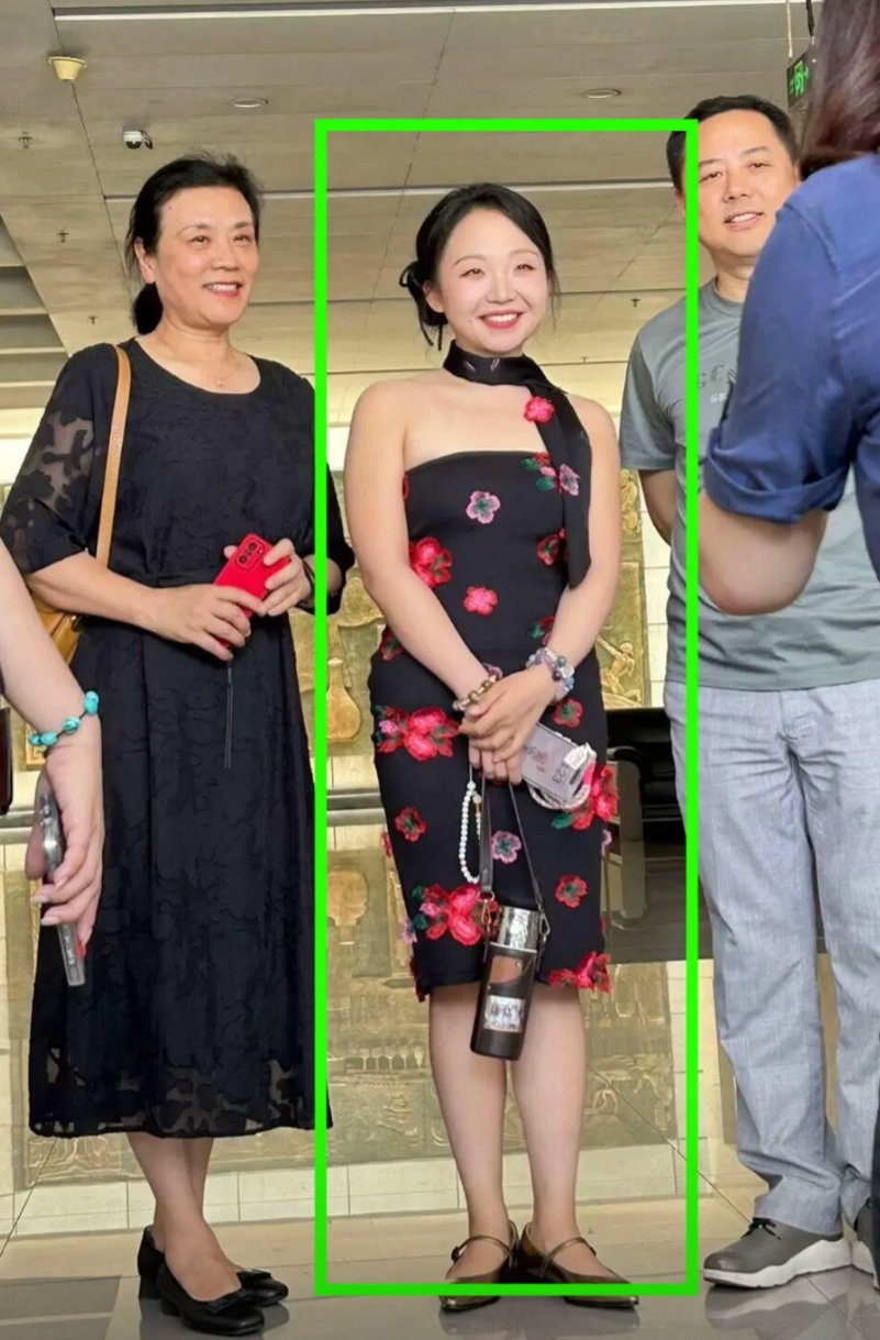 辣目洋子为什么能成功？

不是因为她985毕业很聪明，也不是因为她自信，而是因为