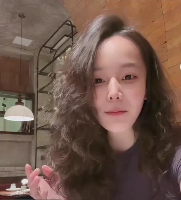 柴桑大姐今天说到了小熊：
她本来就是个边缘人，她不是主流，
和现在的年轻人不一样