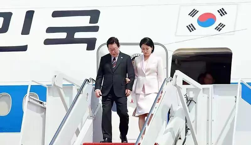 ＃李在明首次访美仅2名美官员迎接＃ 韩国总统李在明夫妇兴冲冲前往美国见特朗普，原