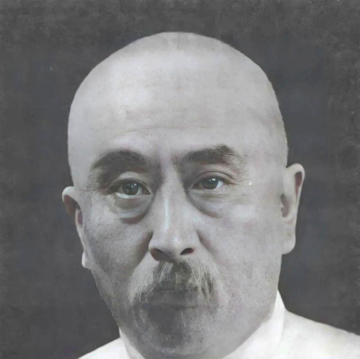 1910年，晚清神医自称梦到未来的新中国，没有租界和治外法权，到处高楼大厦，飞船