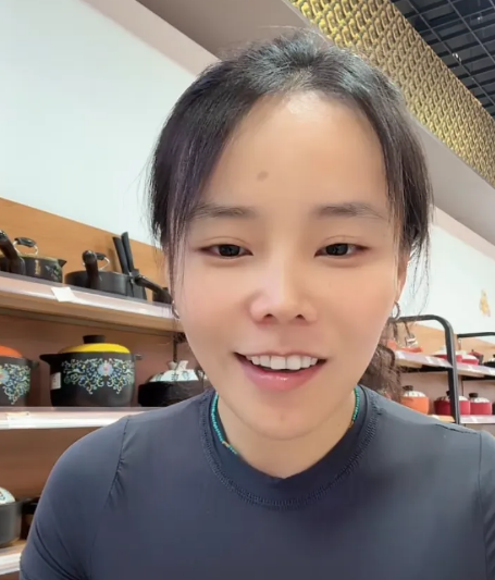 熊磊今天下午直播，直播间居然有800多人！
有人在评论区说：
也不害怕，天天跑出