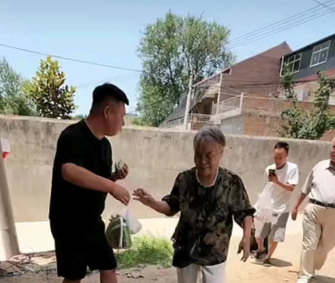 蓝田网红柳艺东他姑妈又回娘家了！老人尽管82岁了，身体也大不如前，可老人思维清晰