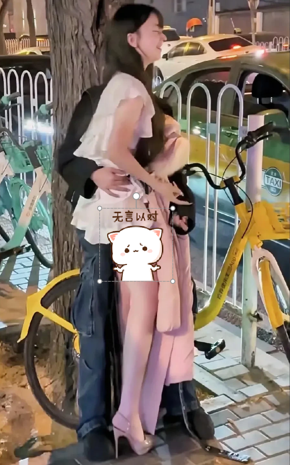 这小年轻的浪漫随处可见
希望他们白头到老