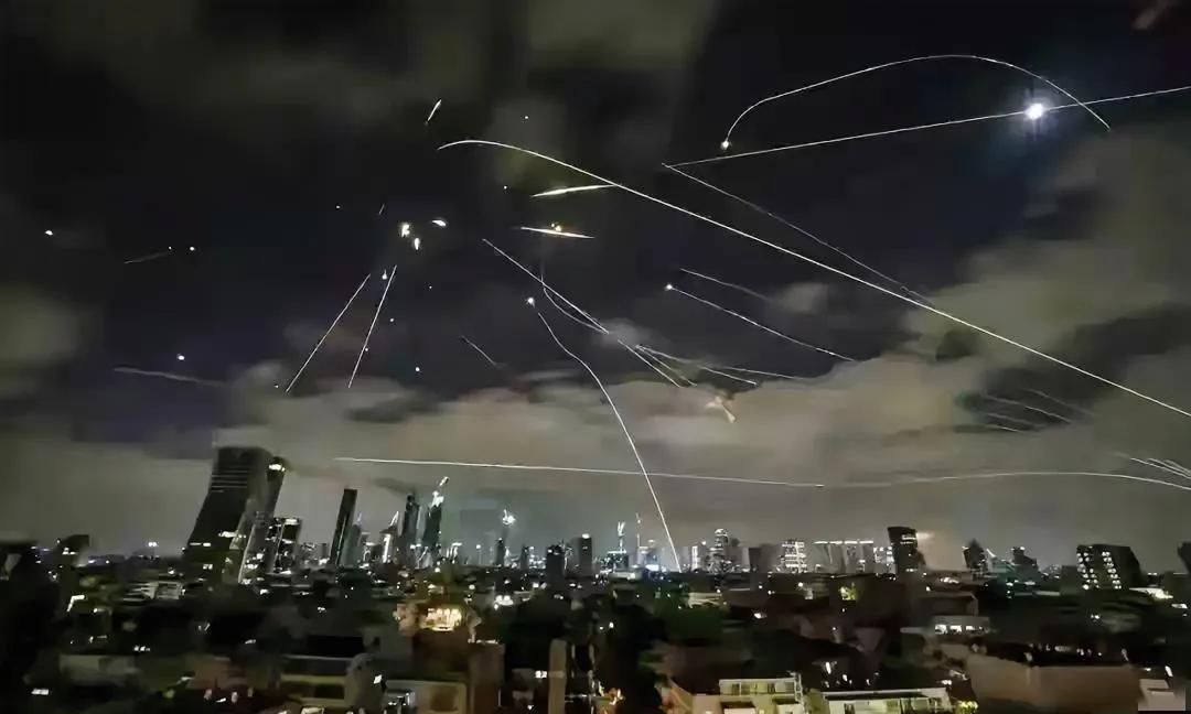 在以色列的夜空中，看到了非常让人心痛的一面，在特拉维夫的上空中看到了飞来导弹的星