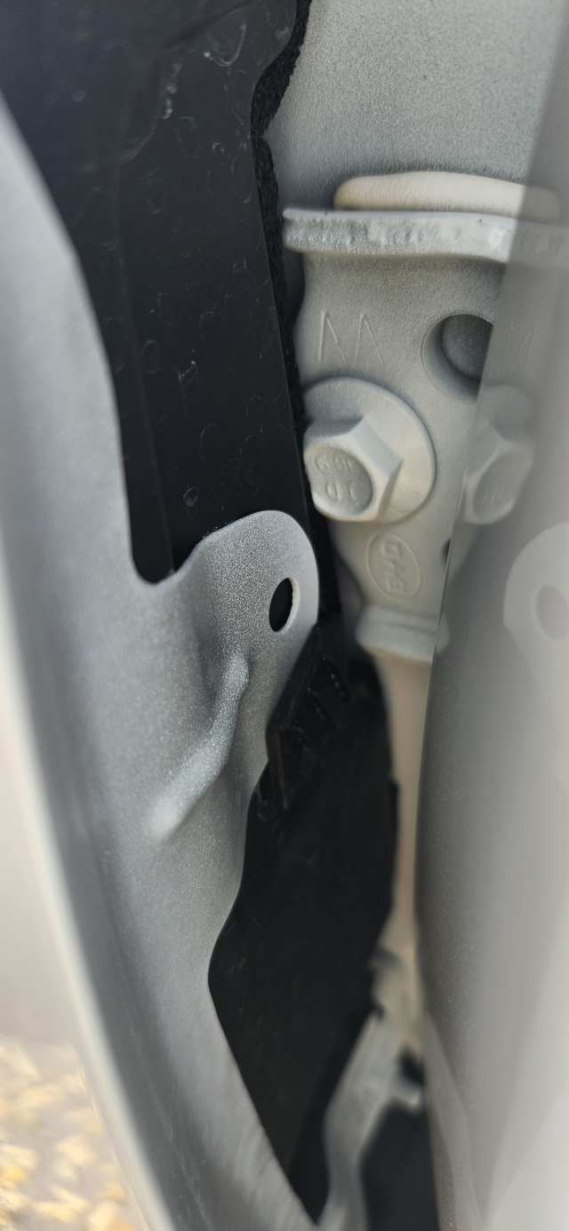 比亚迪在看不到的地方真舍得用料
前门那块留下螺丝孔是让自己找螺丝拧吗？还是副驾驶