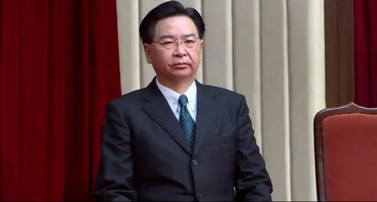 【美对台开征32%关税，朱立伦犀利发声】

特朗普的关税政策向全球发起挑战，台湾