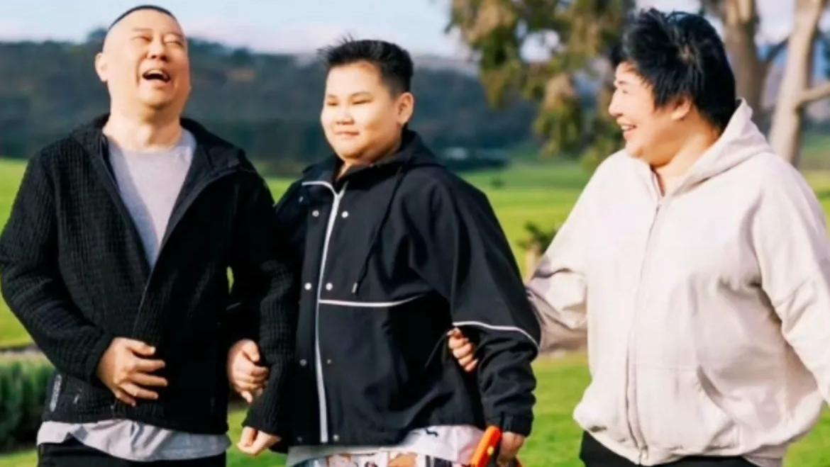 郭德纲带妻儿澳洲度假，大庄园挽手合照，郭汾阳扎耳洞手机不离手