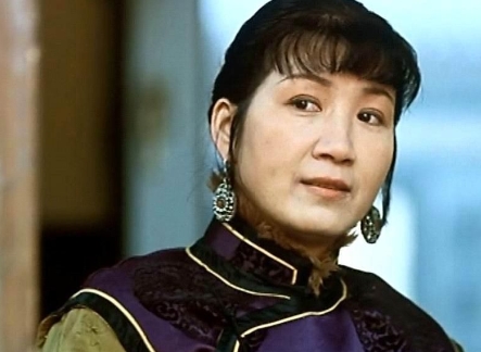 1990 年，张艺谋对前来试戏的曹翠芬说：“你长得这么普通，年纪又这么大，就不要