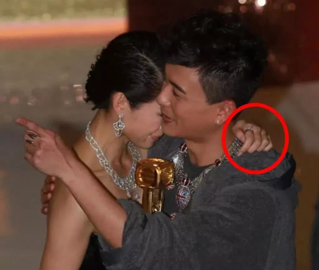 黄宗泽真是个妙人！

在《我的野蛮奶奶》里，他和胡杏儿因戏生情，为了追到人家