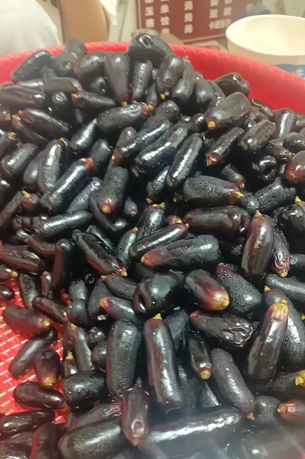 这是什么水果？
在天生桥景区里面有卖这种水果的，有人说这是金手指葡萄。哪位大师给