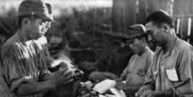 1944年，情报员文国才被捕后遭到严刑拷打，突然一个汉奸上前扇了他一巴掌，文国才