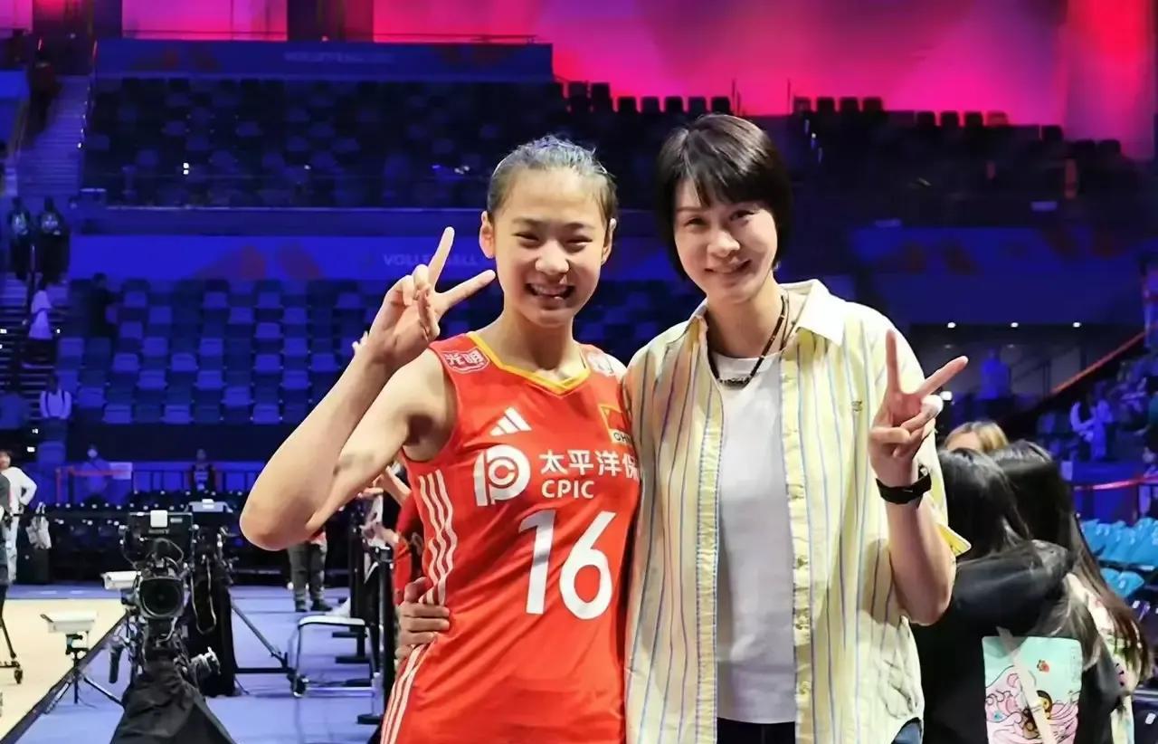 小赵蕊蕊与大赵蕊蕊终于同框！
中国女排3-1战胜捷克队取得香港站开门红，替换万梓