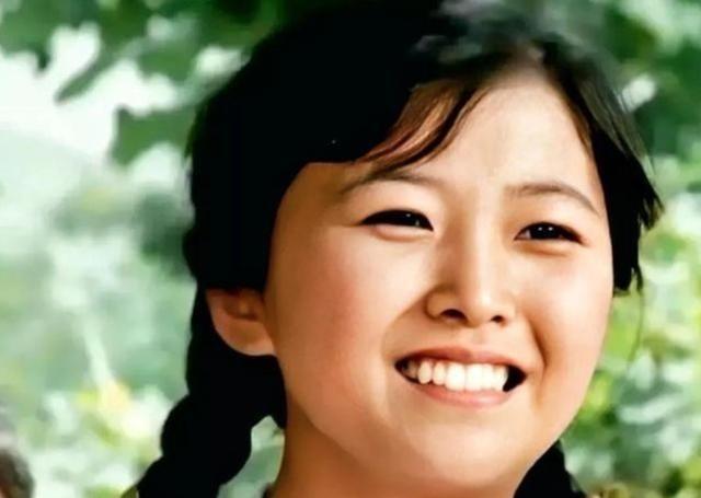 1979 年，上海知青戴建国不顾反对娶了一农村女子，谁知娶回家当晚，妻子冲过去一