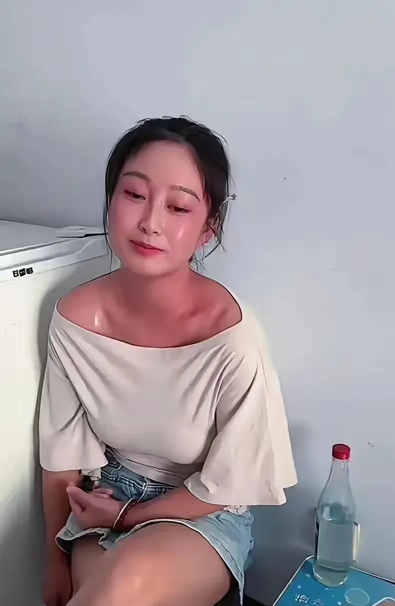热死了
寻思喝点酒解解暑
没想到更热了
浑身燥热
受不了了[害羞]
这可咋整
