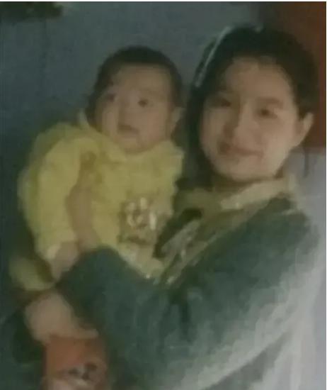 1976年，25岁女知青抱着4岁儿子回京，母亲气得半死，怒骂她未婚先孕，不知羞耻