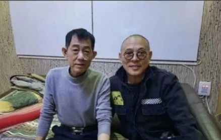 有一次在节目上，主持人问李连杰：“听说你的二哥李连利还在农村生活，你这么有钱，为