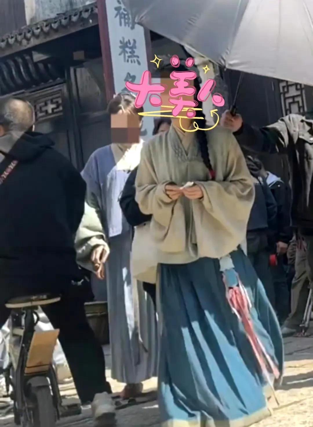 哈哈又见到了李祯家主啊！
看今天这个造型是祯姑娘吧！一个长长的辫子，好有明朝的范
