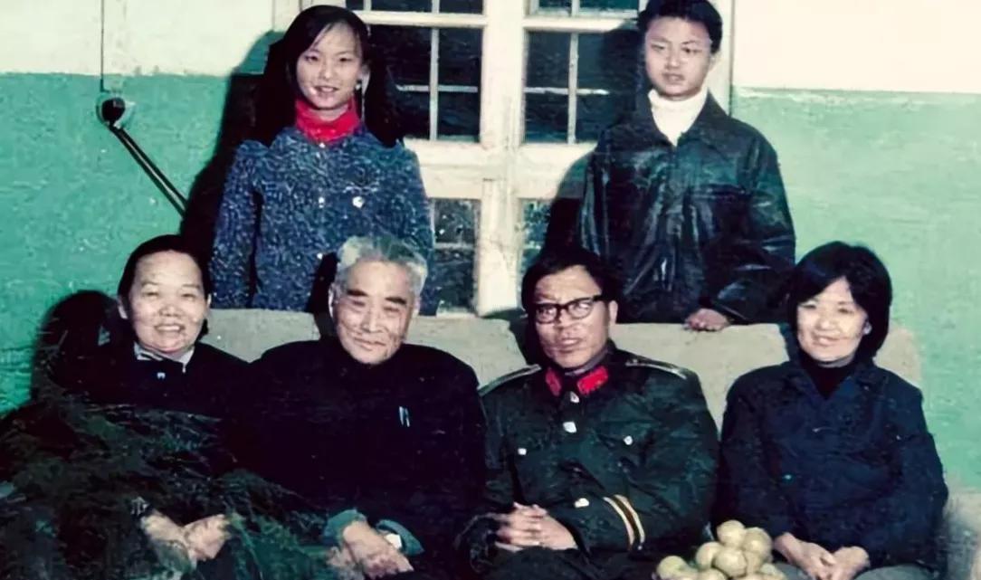 黄维重获自由，与妻子史逸清，战犯管理人员刘家树夫妇等在一起，合影留念，永恒的回忆