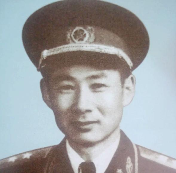 1955年授衔前夕，我军一副军长按照级别应被授予少将军衔，谁知贺龙听说后顿时火冒