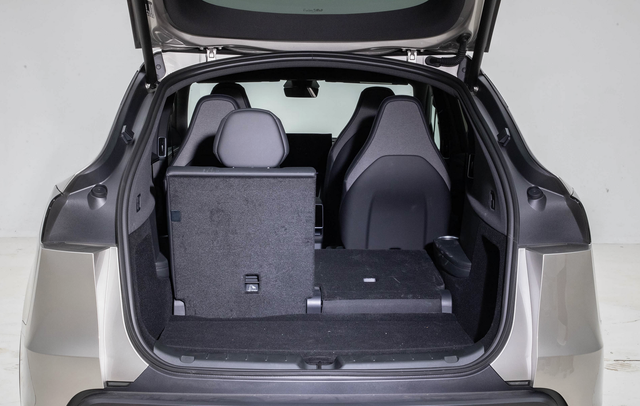 33.9万元起，Model Y L定位中大型SUV。主要变化点还是在于六座布局，