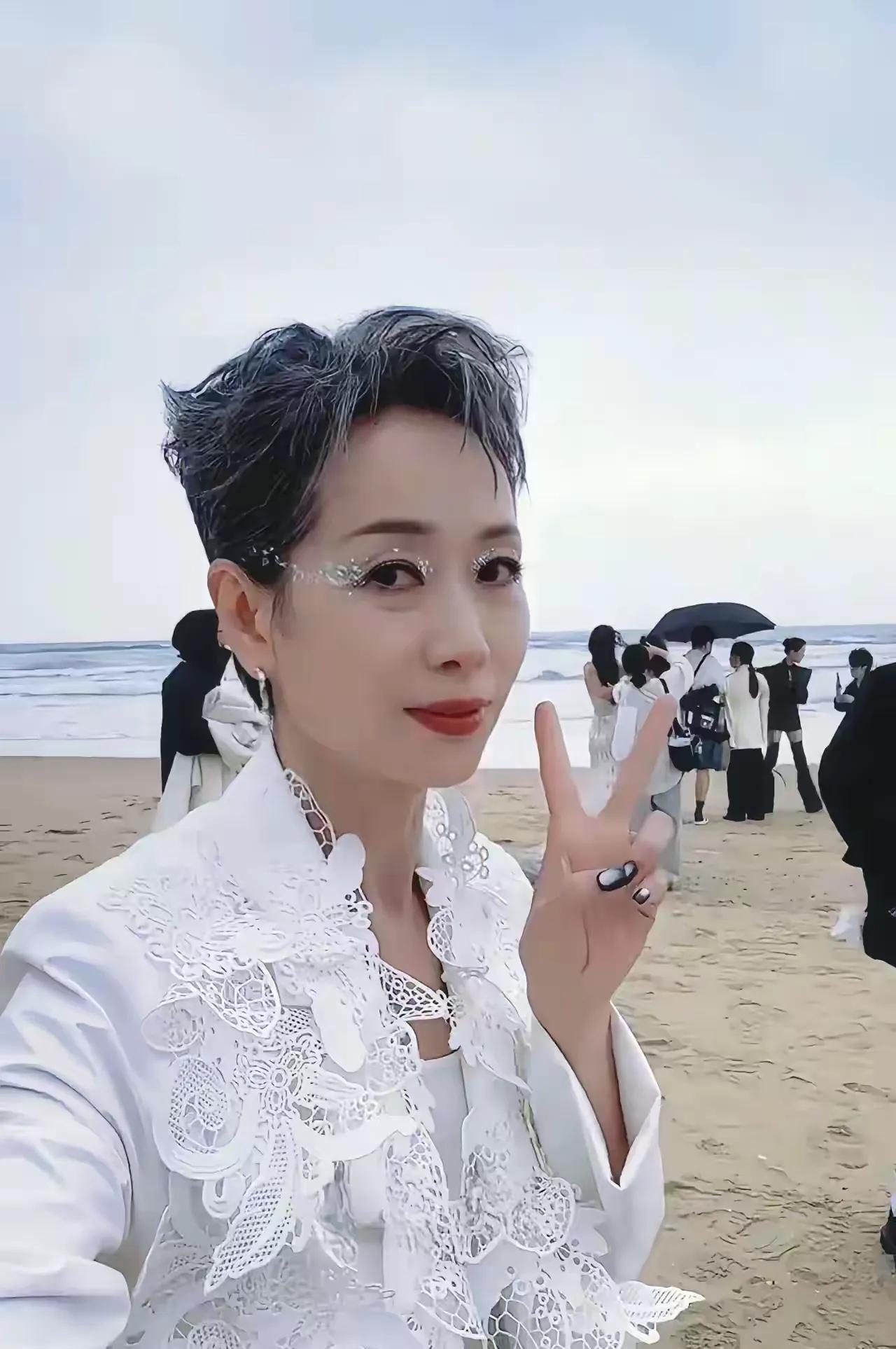 叶童，穿衣，
真的是个谜……
叶童的气质，真的是个谜，没觉得她五官有多惊艳，但是