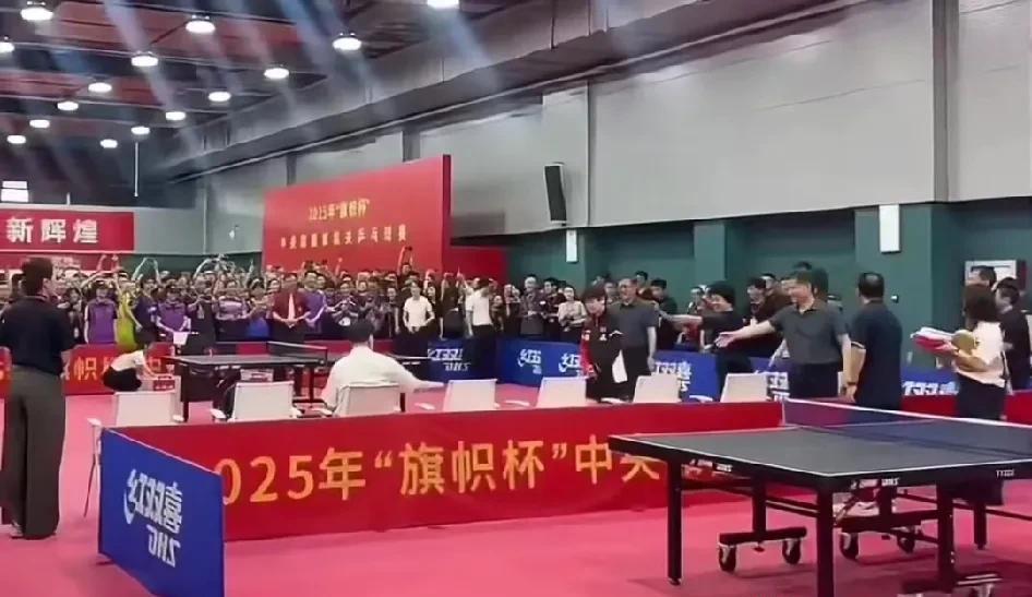 领导伸手示意孙颖莎过来坐。  



这细微的动作，却体现了对这位年轻运动员的满