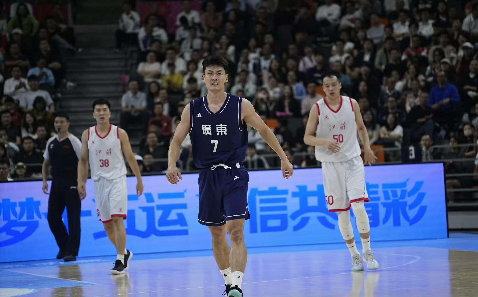 轻敌还是迷失？广东完全不在状态，只有两人在认真打球，两将梦游